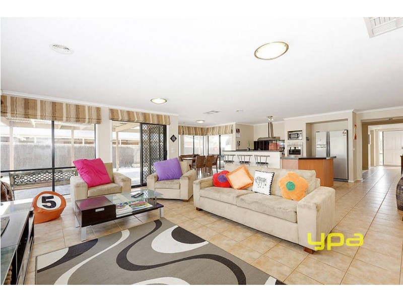 25 Hillcrest Court, Melton West VIC 3337