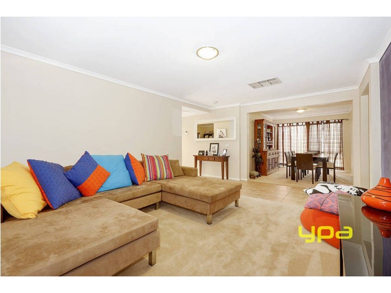 25 Hillcrest Court, Melton West VIC 3337