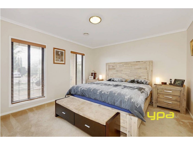 25 Hillcrest Court, Melton West VIC 3337