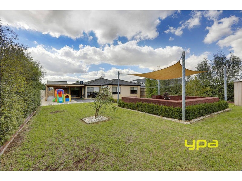 25 Hillcrest Court, Melton West VIC 3337