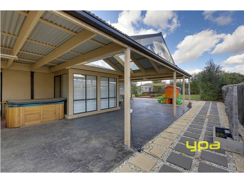 25 Hillcrest Court, Melton West VIC 3337