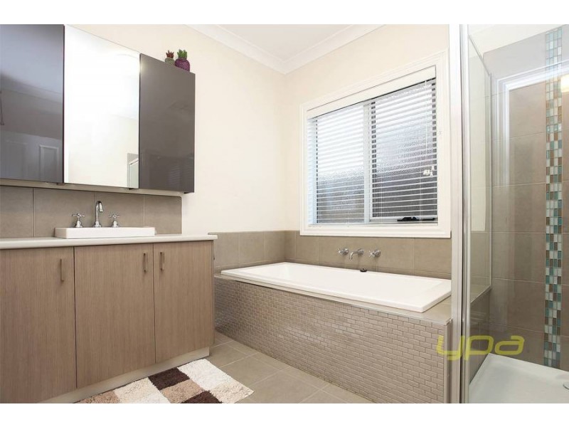 33 Eaglehawk Blvd, Eynesbury VIC 3338