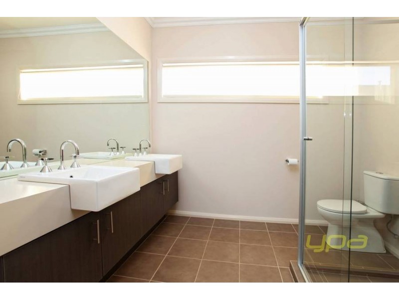 8 Trentham Drive, Eynesbury VIC 3338