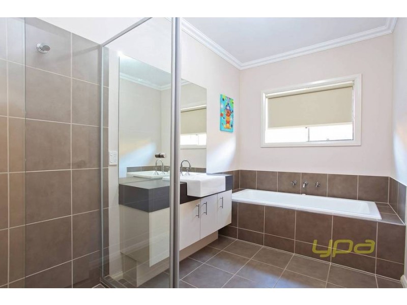 8 Trentham Drive, Eynesbury VIC 3338