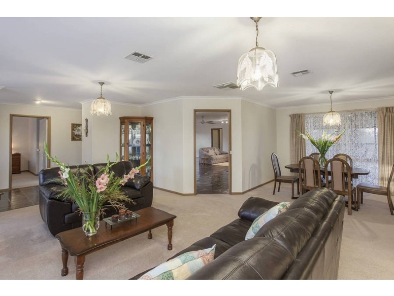 5 Campbell Court, Brookfield VIC 3338