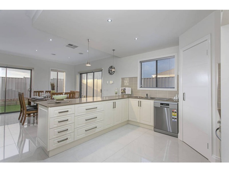 33 Riverbank Boulevard, Harkness VIC 3337