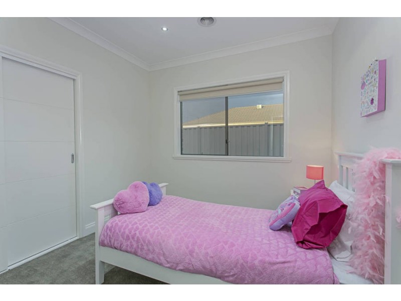 33 Riverbank Boulevard, Harkness VIC 3337