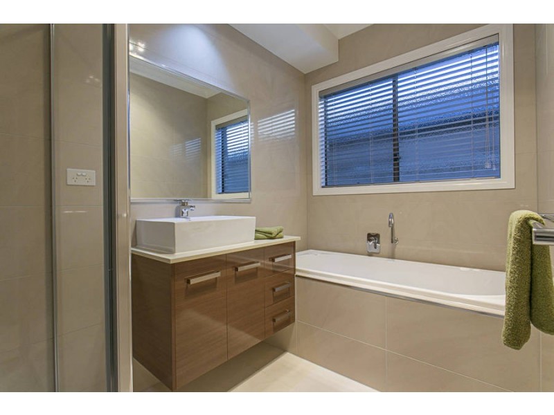 33 Riverbank Boulevard, Harkness VIC 3337