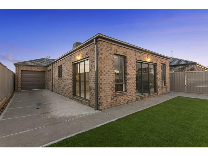 33 Riverbank Boulevard, Harkness VIC 3337