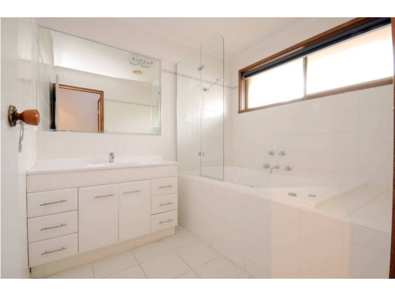 271 Centenary Avenue, Melton West VIC 3337