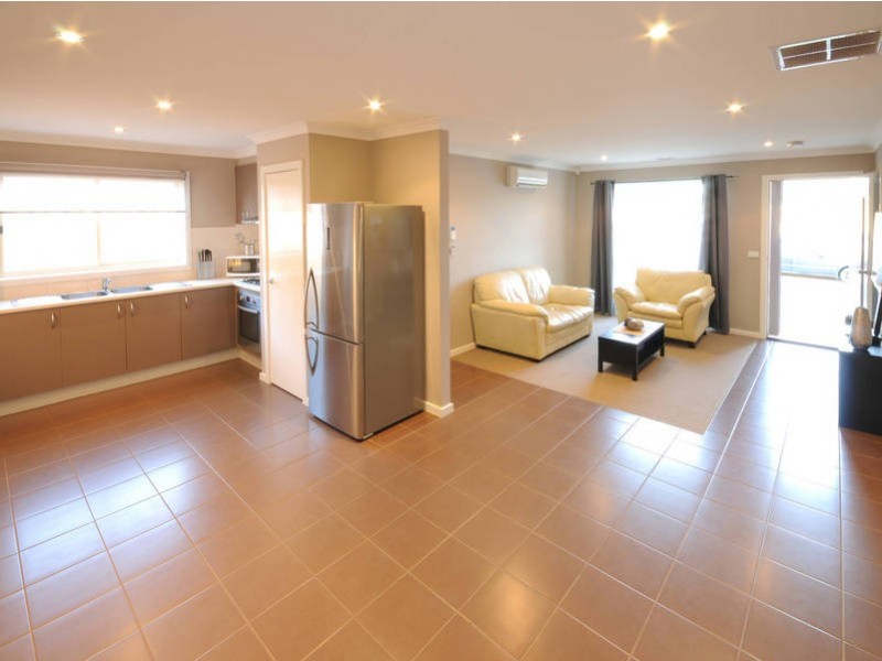 4/20-22 Roslyn Park Drive, Melton West VIC 3337