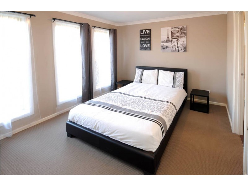 4/20-22 Roslyn Park Drive, Melton West VIC 3337