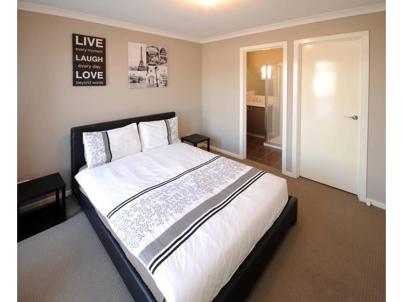 4/20-22 Roslyn Park Drive, Melton West VIC 3337