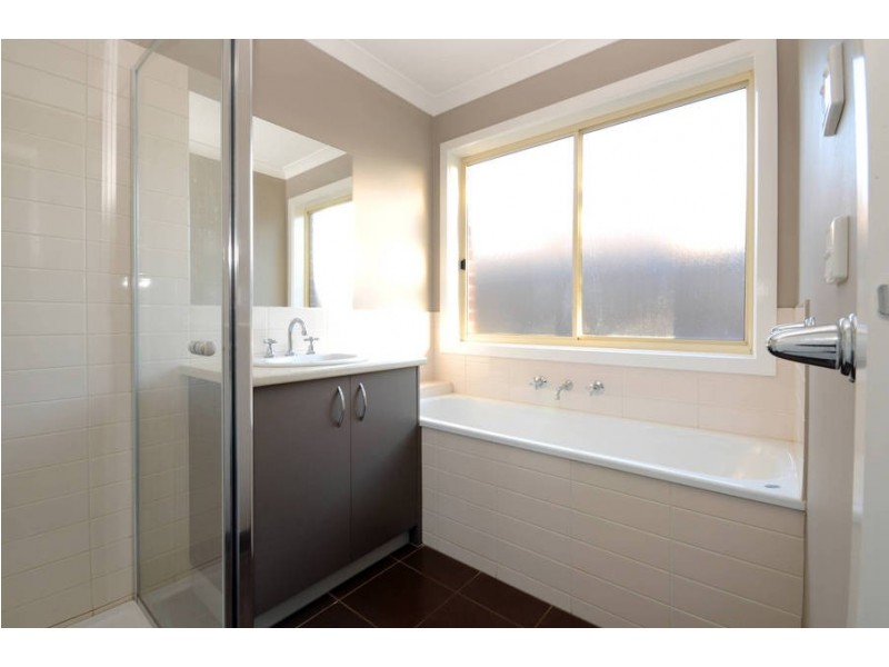 4/20-22 Roslyn Park Drive, Melton West VIC 3337