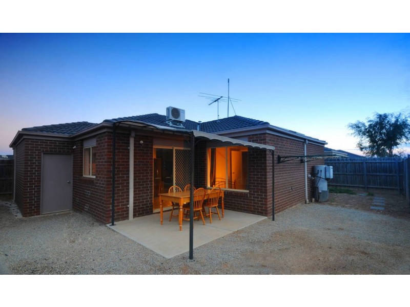 4/20-22 Roslyn Park Drive, Melton West VIC 3337