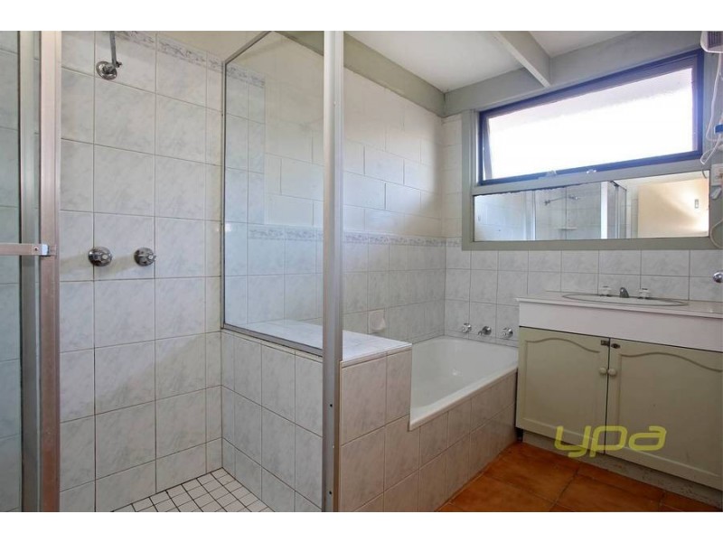 6 Hornbuckle Crescent, Melton VIC 3337