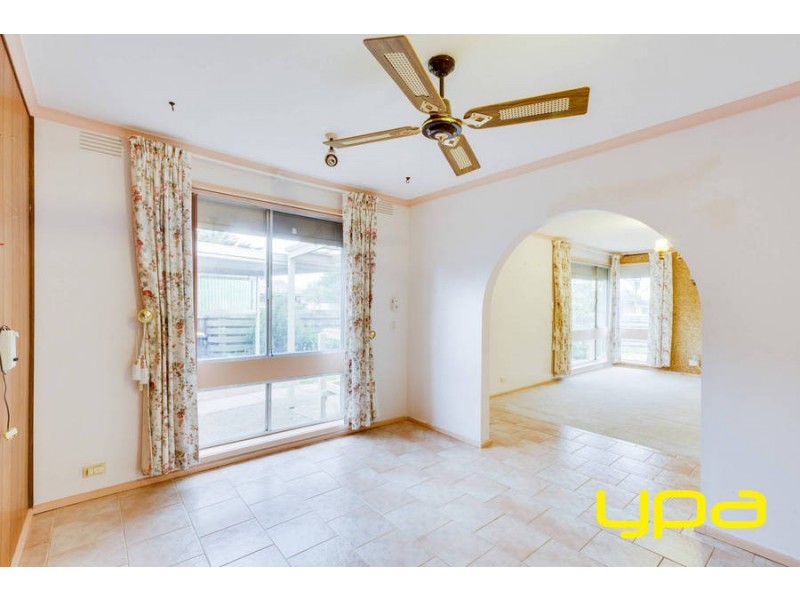 4 Glamis Place, Melton West VIC 3337