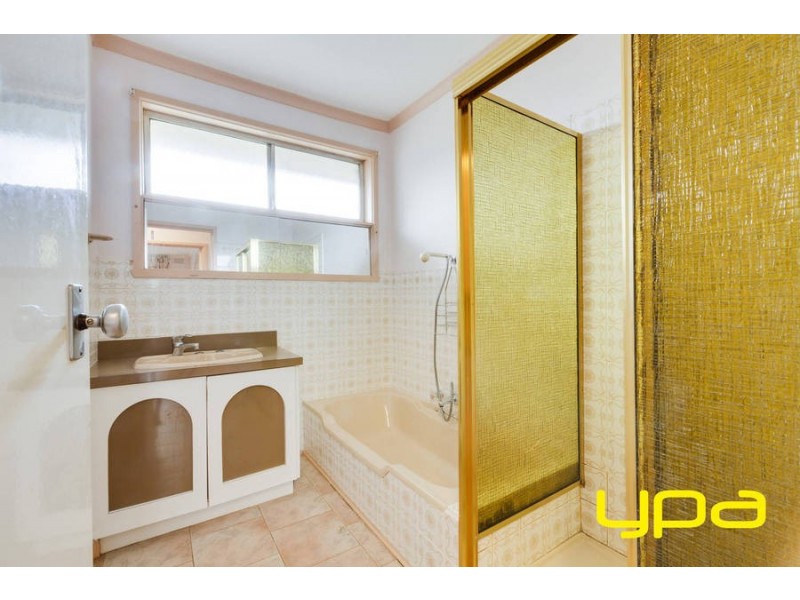 4 Glamis Place, Melton West VIC 3337