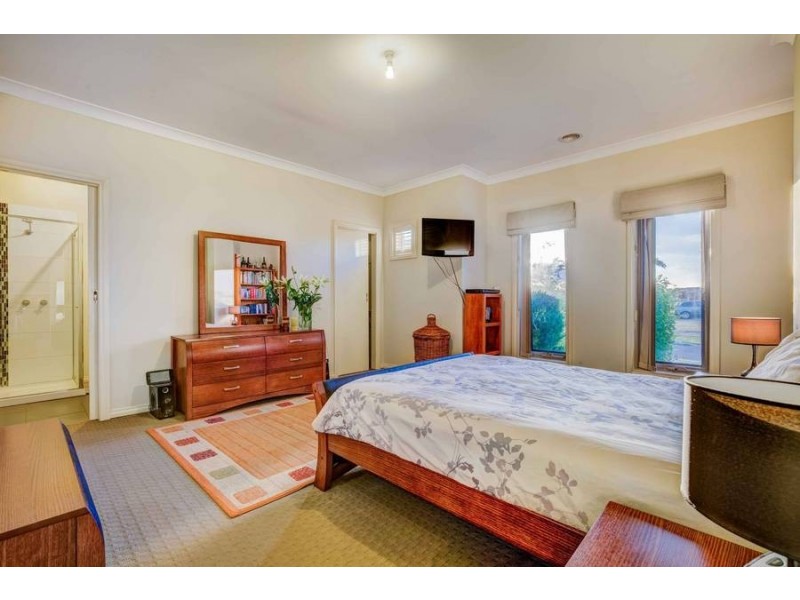 8 Bunya Drive, Brookfield VIC 3338