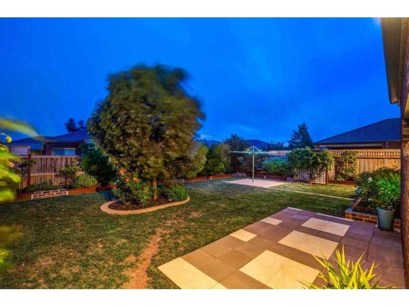 8 Bunya Drive, Brookfield VIC 3338