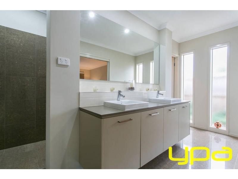 9 Indigo Square, Brookfield VIC 3338