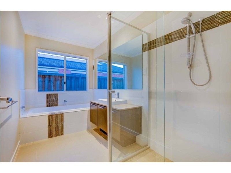 34 Triandra Drive, Brookfield VIC 3338