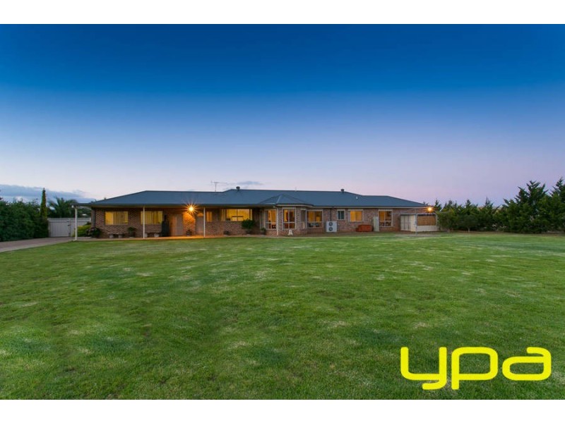 17 Connemarra Circuit, Melton VIC 3337