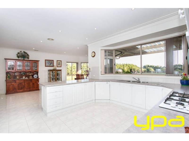 17 Connemarra Circuit, Melton VIC 3337