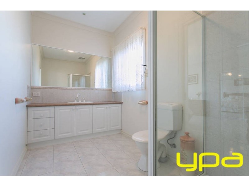 17 Connemarra Circuit, Melton VIC 3337