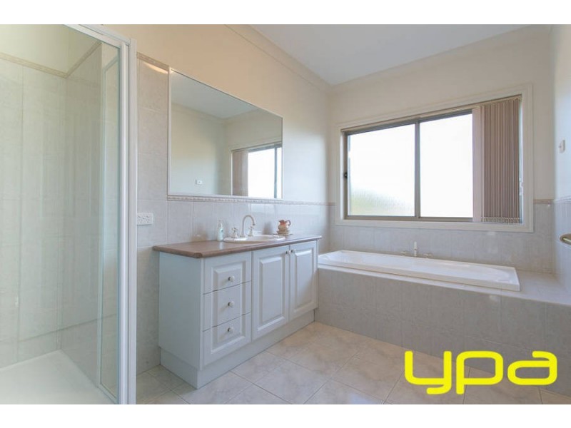 17 Connemarra Circuit, Melton VIC 3337