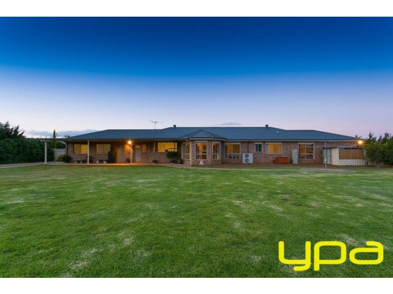 17 Connemarra Circuit, Melton VIC 3337