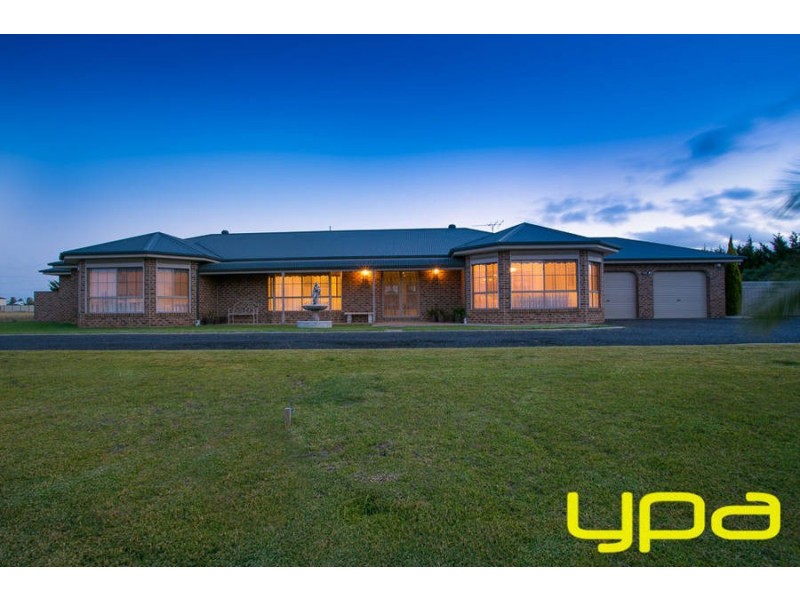 17 Connemarra Circuit, Melton VIC 3337