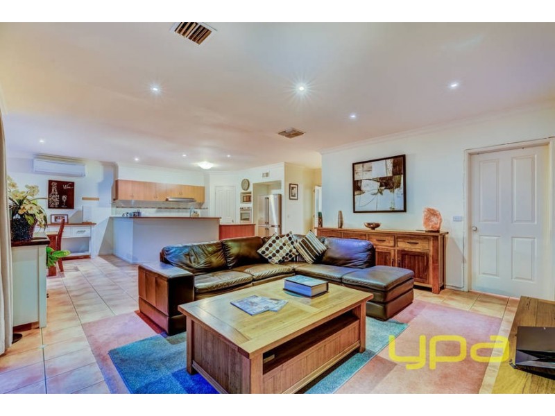 10 Jinda Place, Melton West VIC 3337