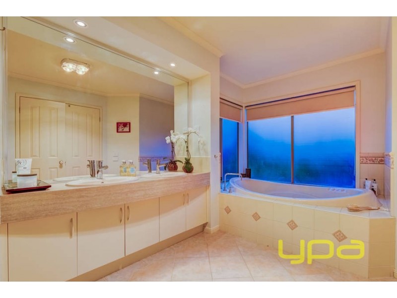 10 Jinda Place, Melton West VIC 3337