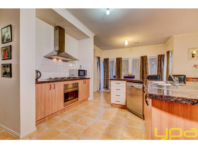 2 Hollydale Court, Melton West VIC 3337