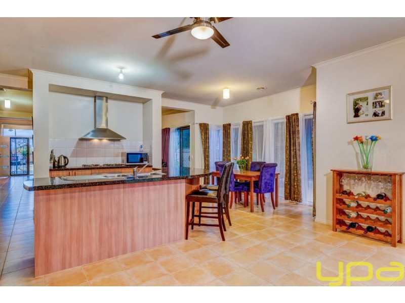 2 Hollydale Court, Melton West VIC 3337