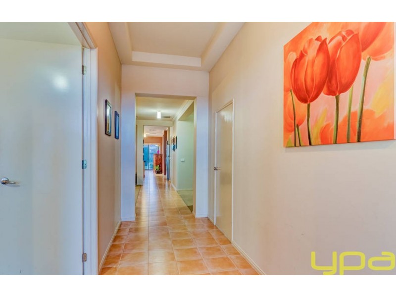 2 Hollydale Court, Melton West VIC 3337