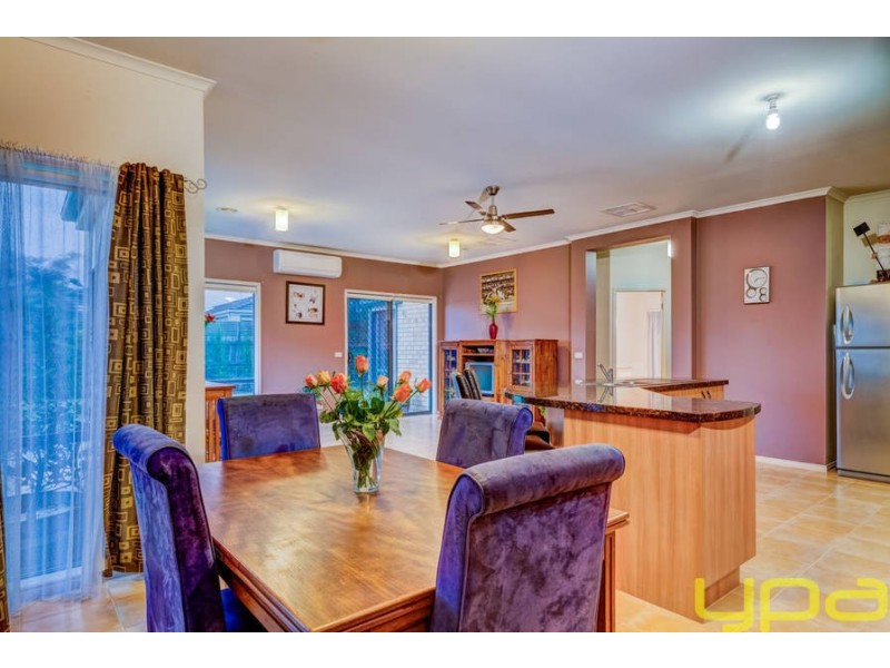 2 Hollydale Court, Melton West VIC 3337