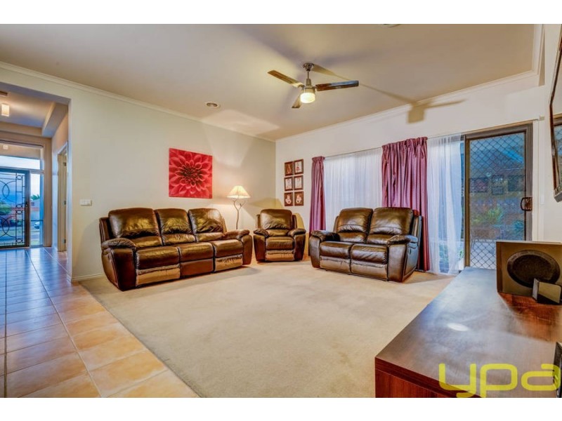 2 Hollydale Court, Melton West VIC 3337