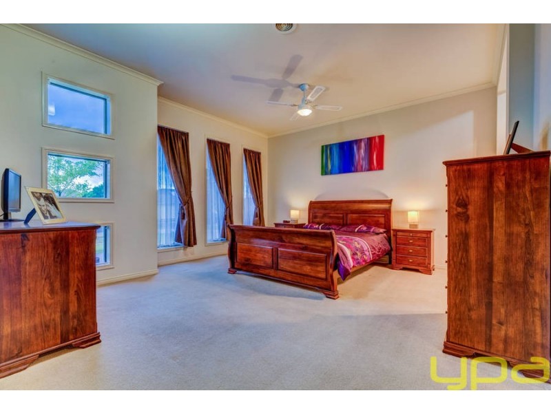 2 Hollydale Court, Melton West VIC 3337