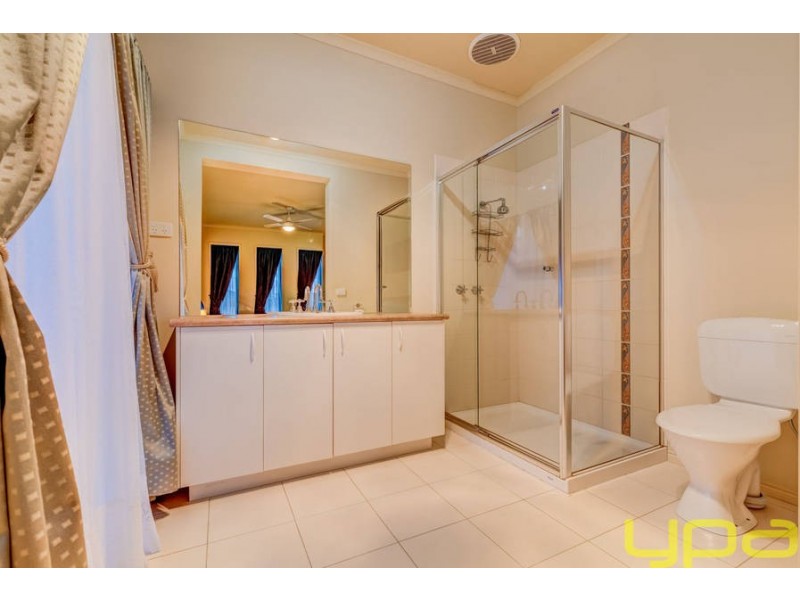 2 Hollydale Court, Melton West VIC 3337