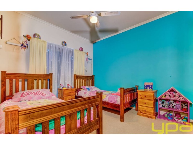 2 Hollydale Court, Melton West VIC 3337