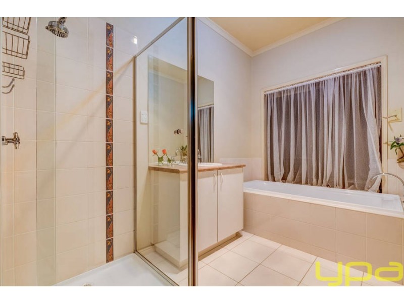 2 Hollydale Court, Melton West VIC 3337