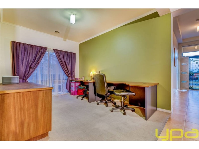 2 Hollydale Court, Melton West VIC 3337