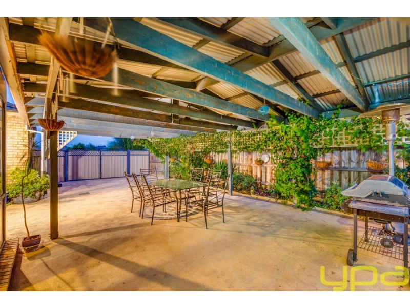 2 Hollydale Court, Melton West VIC 3337