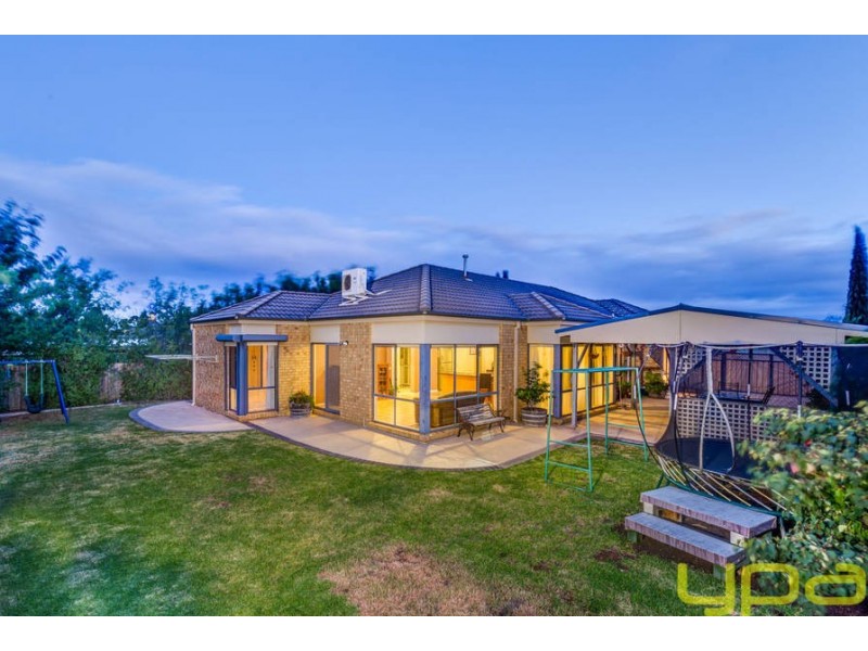 2 Hollydale Court, Melton West VIC 3337