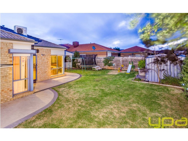 2 Hollydale Court, Melton West VIC 3337