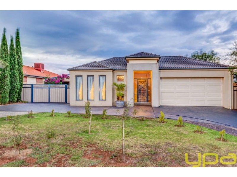 2 Hollydale Court, Melton West VIC 3337