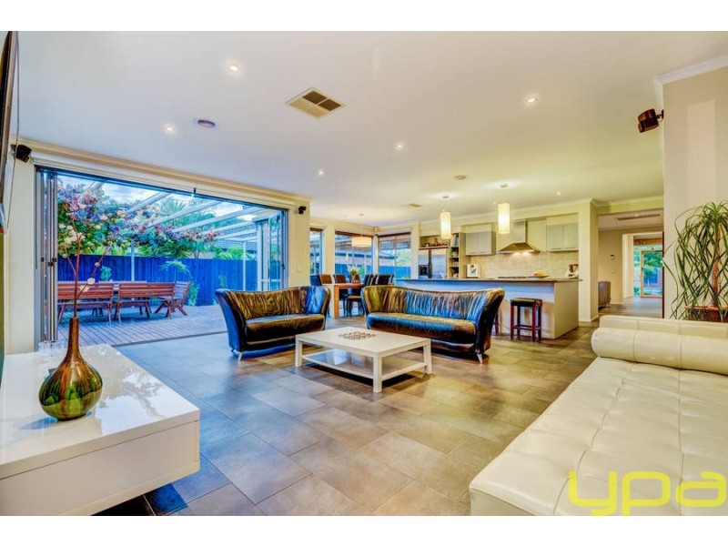 14 Carlyon Close, Melton West VIC 3337