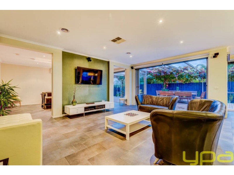 14 Carlyon Close, Melton West VIC 3337